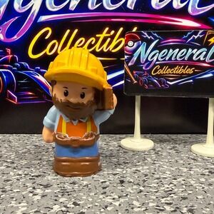 Fisher-Price Little People Construction Worker Figure Yellow Hard Hat DFT45 2015